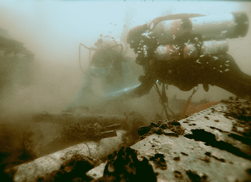 Divers-at-crash-site-underwater-UHE